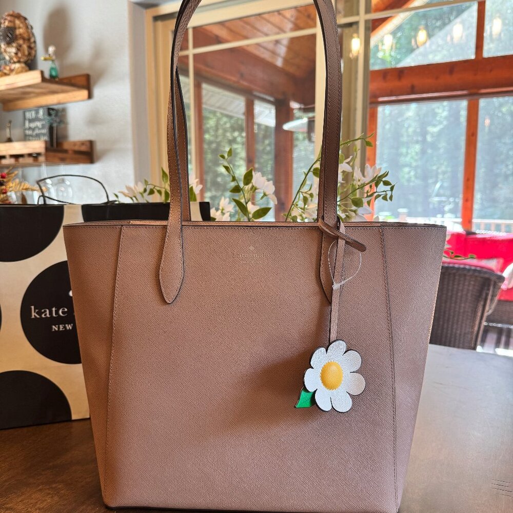 Kate Spade Dana Tote Shoulder Purse $359 MSRP Light Fawn with Daisy Bag Charm